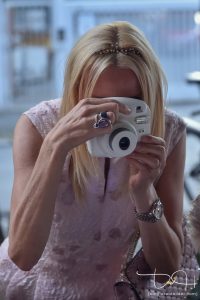 Die Braut fotografiert mal selbst! Der Hochzeitsfotograf haelt es mit der Kamera fest.