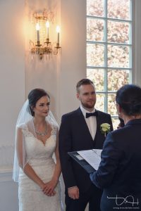 Der Hochzeitsfotograf macht die Bilder von der Trauung im Schloss Burgfarrnbach.