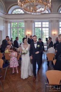 Braut und Braeutigam nach der Freien Trauung im Schloss Burgfarrnbach. Der Hochzeitsfotograf macht die Bilder vor, waehrend und nach der Trauung.