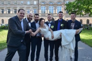 Die Braut wird nicht nur von ihrem Braeutigam auf Haenden getragen. Bilder vom Eurem Hochzeitsfotografen.