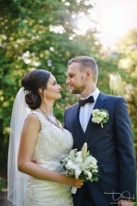 Auf diesem Brautbild springt die Liebe über! Der Hochzeitsfotograf aus Nuernberg zum Brautschooting im Schlossgarten des Schlosses Burgfarrnbach.