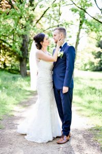Besondere Brautbilder macht der Hochzeitsfotograf im Schlossgarten des Schlosses Burgfarrnbach