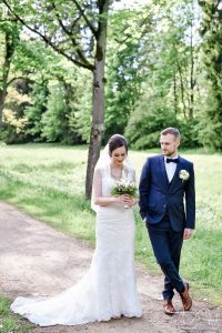 Der Hochzeitsfotograf aus Nuernberg im Schloss Burgfarrnbach. Tolles Brautshooting im wunderschoenen Schlossgarten.