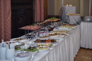 Vom schmackhaften, tollen Buffet im Grand Hotel Nuernberg macht der Hochzeitsfotograf Bilder
