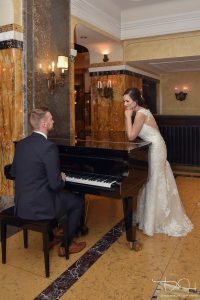 Brautbilder der besonderen Art. Der Hochzeitsfotograf nutzt jeden Winkel im Grand Hotel fuer ein tolles Hochzeitsfoto.