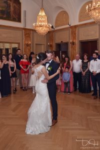 Der Hochzeitsfotograf macht die Bilder vom Hochzeitstanz im Grand Hotel in Nuernberg