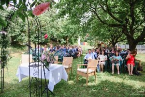 Die Hochzeitsgaeste und der Hochzeitsfotograf warten aufs Brautpaar im Distlerhof