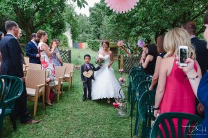 Das Warten hat sich gelohnt! Die Braut verzaubert die Hochzeitsgaeste. Hochzeitsfotograf fotografiert die Braut im Distlerhof in Leinburg