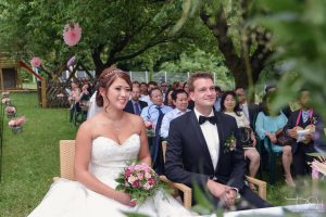 Braut und Braeutigam bei der freien Trauung fotografiert vom Hochzeitsfotografen