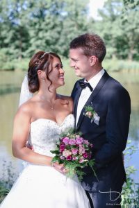 Wozu Worte, wenn es Blicke und Bilder gibt! Brautpaarshooting mit dem Hochzeitsfotografen aus Nuernberg. Scherau!