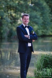Der Braeutigam fotografiert vom Hochzeits Fotografen.