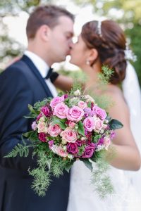 Auch vom Brautstrauss macht der Hochzeitsfotograf ein Foto.