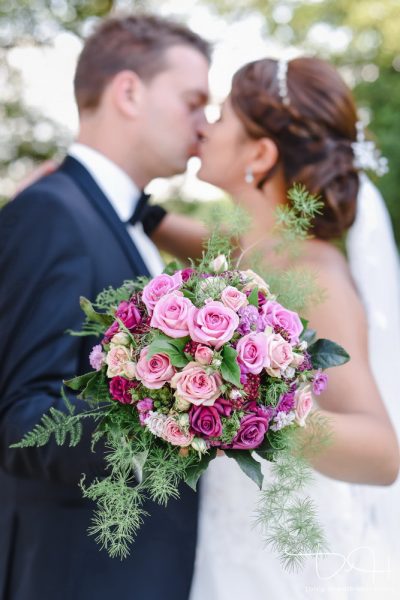 Auch vom Brautstrauss macht der Hochzeitsfotograf ein Foto.
