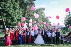 Tolles Gruppenfoto beim Luftballons steigen. Der Hochzeits Fotograf macht Gruppenbilder im Distlerhof.