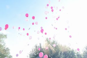 Luftballons fuer das Brautpaar. Der Hochzeitsfotograf aus Nuernberg in Leinburg im Distlerhof.