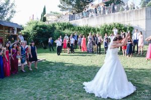 Den Brautstrauss werfen. Der Hocheitsfotograf macht die Bilder.