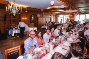 Der Distlerhof in Leinburg als Hochzeitslocation. Der Hochzeits Fotograf macht die Bilder.