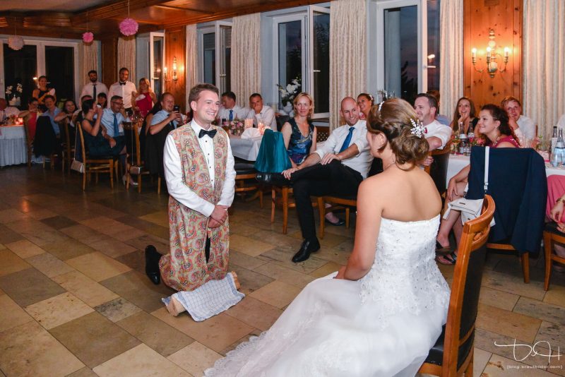 Was muss der Braeutigam wohl tun? Euer Hochzeitsfotograf macht die Bilder.