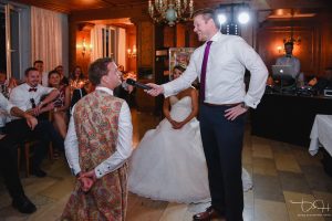 Der Braeutigam muss seine Aufgaben erfuellen. Der Hochzeitsfotograf im Distlerhof.
