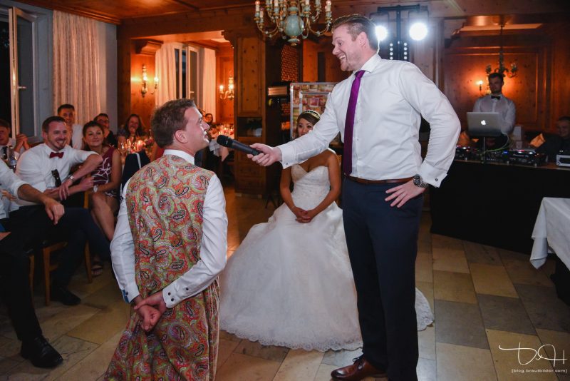 Der Braeutigam muss seine Aufgaben erfuellen. Der Hochzeitsfotograf im Distlerhof.