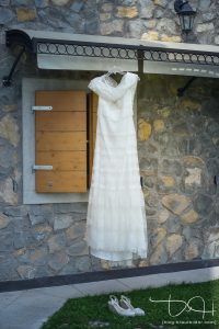 Das Brautkleid fotografiert der Hochzeitsfotograf aus Nuernberg.