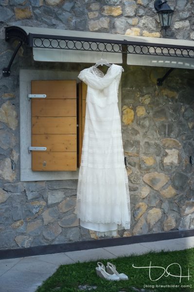 Das Brautkleid fotografiert der Hochzeitsfotograf aus Nuernberg.