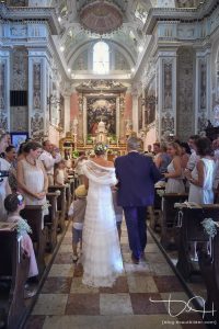 Braut und Braeutigam in der Chiesa San Vincenzo. Der Hochzeitsfotograf macht die Bilder der kirchlichen Trauung in Italien.