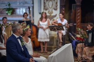 Der Hochzeitsfotograf faengt jeden Moment mit der Kamera ein. Chiesa San Vincenzo!