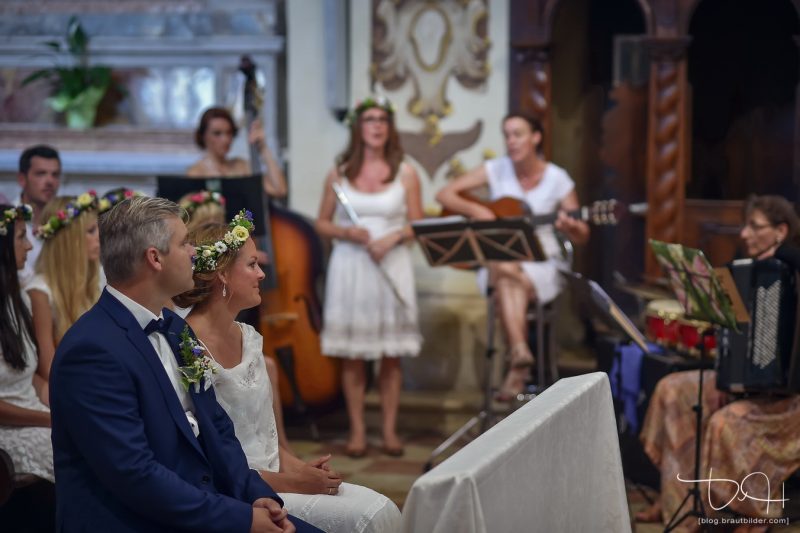 Der Hochzeitsfotograf faengt jeden Moment mit der Kamera ein. Chiesa San Vincenzo!