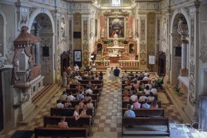 Der Hochzeitsfotograf in der Chiesa San Vincenzi in Italien.