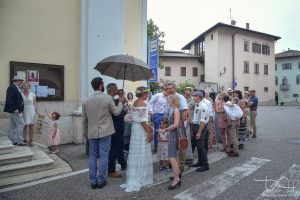 Gratulationen fuer das Brautpaar. Der Hochzeitsfotograf macht die Bilder.