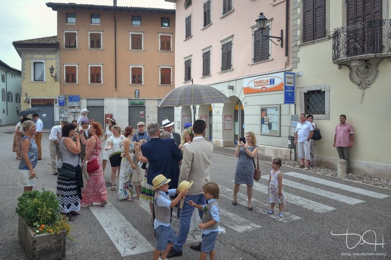 Die Hochzeitsgesellschaft nach der Trauung. Der Hochzeitsfotograf macht die Hochzeitsbilder.