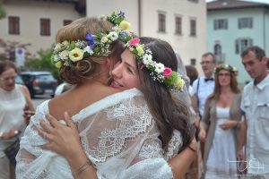 Liebevolle Glueckwuensche fuer das Brautpaar vor der Chiesa San Vincenzo. Der Hochzeitsfotograf aus Nuernberg faengt die Momente mit der Kamera ein.