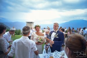 Prost hoch oben! Euer Hochzeitsfotograf in der Agriturismo Maso Carpene in Italien am Gardasee.