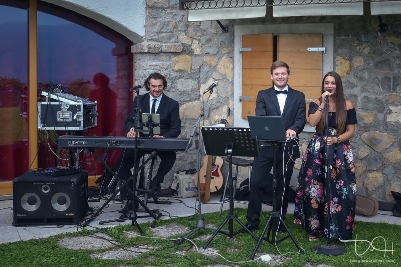 Die Hochzeitsfeier wurde durch Livemusik begleitet. Der Hochzeitsfotograf macht die Bilder.