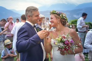 Ein verliebtes Prost des Brautpaares fotografiert von Eurem Hochzeitsfotografen.