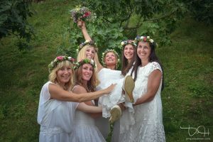 Der Hochzeitsfotograf macht die Gruppenbilder.