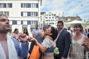 Herzliche Glueckwuensche für die Braeutigame nach der Verpartnerung. Der Hochzeitsfotograf in der Schweiz.