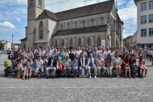 Der Hochzeitsfotograf macht die Gruppenbilder bei der Verpartnerung in Zuerich.