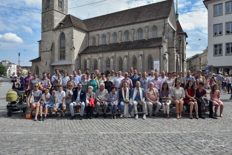 Der Hochzeitsfotograf macht die Gruppenbilder bei der Verpartnerung in Zuerich.