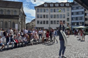 Der Hochzeitsfotograf fotografiert das Werfen des Brautstrausses in Zurich.