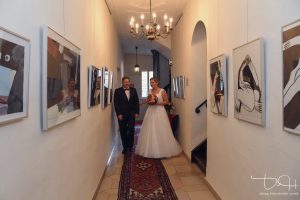 Der Hochzeitsfotograf fotografiert die Braut mit dem Brautvater vor der Trauung im Pfinzingschloss