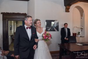Hochzeits Fotograf fotografiert Trauung im Pfinzingschloss, Schloss Henfenfeld