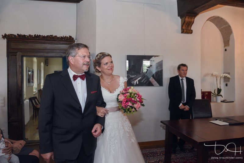 Hochzeits Fotograf fotografiert Trauung im Pfinzingschloss, Schloss Henfenfeld
