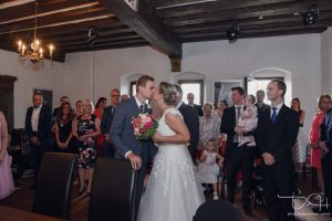 Braut und Braeutigam beim ersten Blick kurz vor der Trauung. Hochzeitsfotograf im Schloss Henfenfeld.