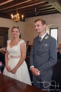 Kurz vor dem Ja-Wort im Pfinzingschloss. Fotos macht der Hochzeitsfotograf.