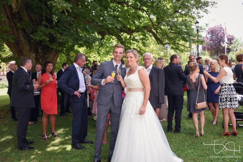 Kleiner Umtrunk. Euer Hochzeitsfotograf macht die Bilder.