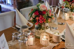 Hochzeit im Vintagelook fotografiert der Hochzeitsfotograf im Laeidlhuf in Hersbruck.