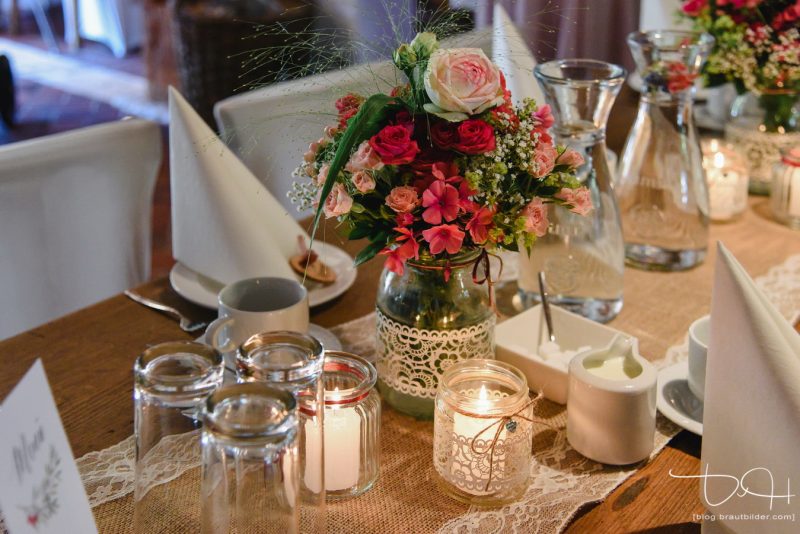 Hochzeit im Vintagelook fotografiert der Hochzeitsfotograf im Laeidlhuf in Hersbruck.