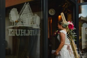 Ankunft des Brautpaares im Laeidlhuf. Der Hochzeitsfotograf haelt jeden Moment fest.